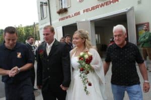 Feuerwehr-Brautpaar Claudia u Christian