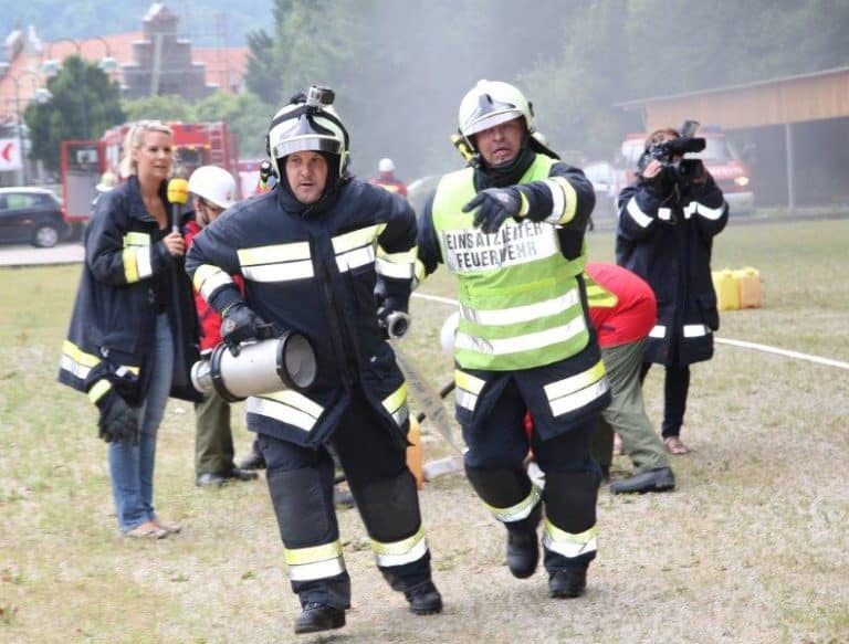 Bild 2 - Antenne Moderator Michael Scheder hatte alle Hände voll zu tun
